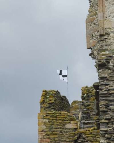 Sinclair flag over the Castle, at the Mini Gathering 2008 - click for the full photo
